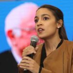 Ocasio Cortez stiže Kamalu Harris u anketama za predsjedničku nominaciju 2028. godine. Njena popularnost vrtoglavo raste dok sa Sandersom obilazi zemlju